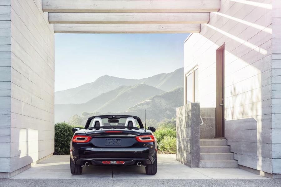  Fiat 124 Spider 2016 года  (US) (фото 13 из 36)